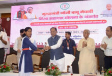मुख्यमंत्री विष्णुदेव साय के हाथों मेधावी छात्रा को मिली 2 लाख रुपये की सहायता…..