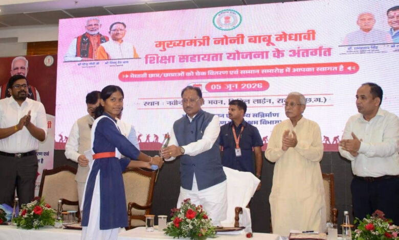 मुख्यमंत्री विष्णुदेव साय के हाथों मेधावी छात्रा को मिली 2 लाख रुपये की सहायता…..