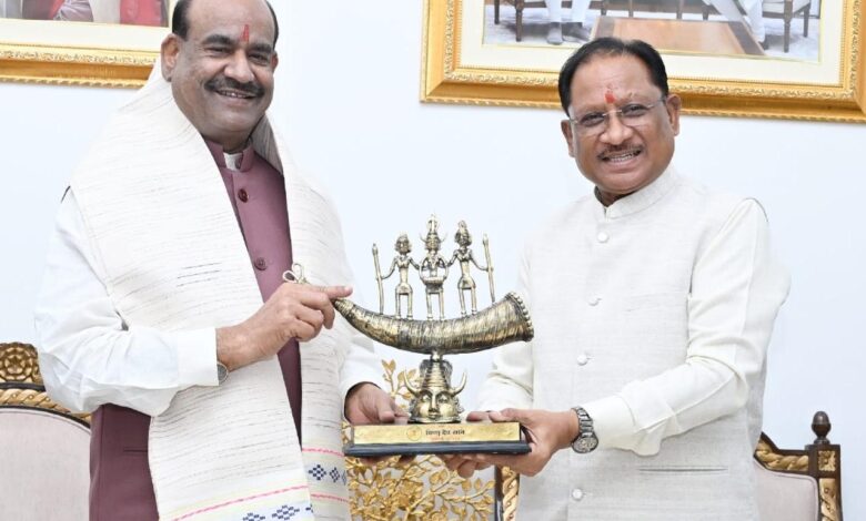 लोकसभा अध्यक्ष ओम बिरला ने मुख्यमंत्री विष्णु देव साय से की सौजन्य भेंट…..