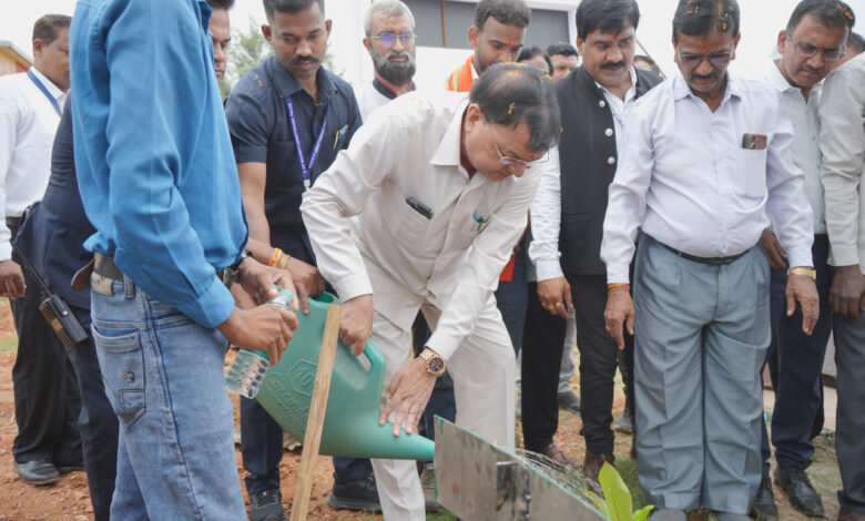 ‘‘एक पेड़ मां के नाम‘‘ अभियान के तहत मंत्री लखन लाल देवांगन ने किया पौधरोपण, दिया पर्यावरण संरक्षण का संदेश…. ‘‘एक पेड़ मां के नाम‘‘ अभियान के तहत मंत्री लखन लाल देवांगन ने किया पौधरोपण, दिया पर्यावरण संरक्षण का संदेश….