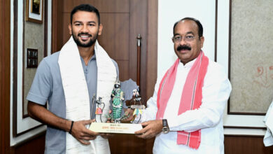 उप मुख्यमंत्री अरुण साव से क्रिकेटर आयुष पाण्डेय ने की सौजन्य मुलाकात….. उप मुख्यमंत्री अरुण साव से क्रिकेटर आयुष पाण्डेय ने की सौजन्य मुलाकात…..