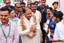 तेंदूपत्ते से समृद्धि, तीखुर से आत्मनिर्भरता : बड़ेकनेरा में वनाधारित आजीविका का सशक्त मॉडल बना प्रेरणा, मुख्यमंत्री विष्णुदेव साय ने हितग्राहियों से की आत्मीय मुलाकात, ‘एक पेड़ मां के नाम’ अभियान के तहत किया पौधरोपण….