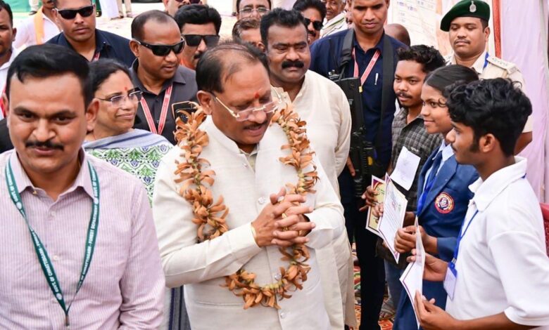 तेंदूपत्ते से समृद्धि, तीखुर से आत्मनिर्भरता : बड़ेकनेरा में वनाधारित आजीविका का सशक्त मॉडल बना प्रेरणा, मुख्यमंत्री विष्णुदेव साय ने हितग्राहियों से की आत्मीय मुलाकात, ‘एक पेड़ मां के नाम’ अभियान के तहत किया पौधरोपण….