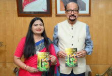 राज्यपाल रमेन डेका से लेखिका पूजा अग्रवाल की पुस्तक का किया विमोचन….. राज्यपाल रमेन डेका से लेखिका पूजा अग्रवाल की पुस्तक का किया विमोचन…..