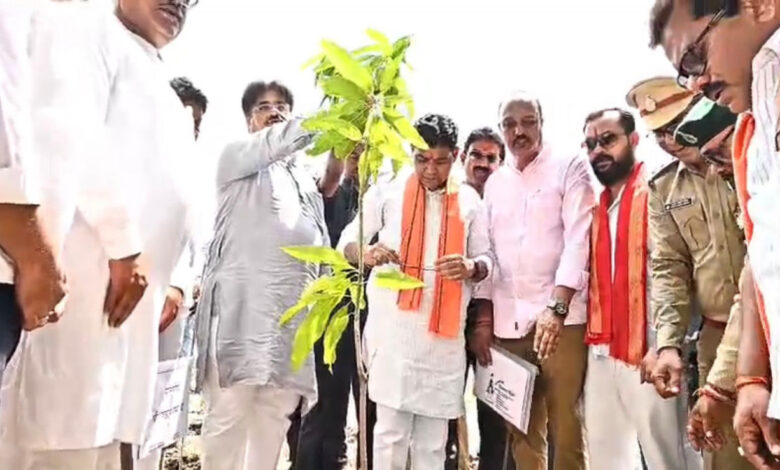 एक पेड़ मां के नाम” अभियान के तहत प्रभारी मंत्री टंकराम वर्मा ने किया पौधारोपण…… एक पेड़ मां के नाम” अभियान के तहत प्रभारी मंत्री टंकराम वर्मा ने किया पौधारोपण……