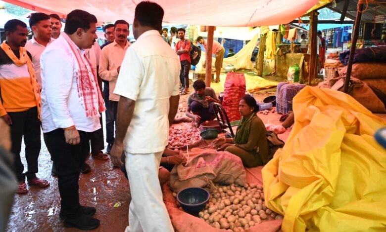मर्दापाल के साप्ताहिक बाजार में अचानक पहुंचे उप मुख्यमंत्री विजय शर्मा, स्थानीय लोगों से की आत्मीय मुलाकात…. मर्दापाल के साप्ताहिक बाजार में अचानक पहुंचे उप मुख्यमंत्री विजय शर्मा, स्थानीय लोगों से की आत्मीय मुलाकात….