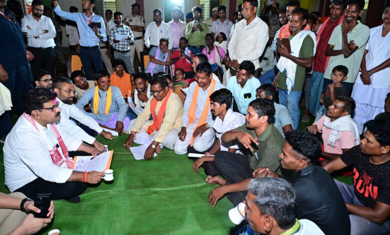 किसकोड़ो, जहां कभी लगती थी नक्सलियों की चौपाल, वहीं उप मुख्यमंत्री शर्मा ने लगाई जनचौपाल…. किसकोड़ो, जहां कभी लगती थी नक्सलियों की चौपाल, वहीं उप मुख्यमंत्री शर्मा ने लगाई जनचौपाल….