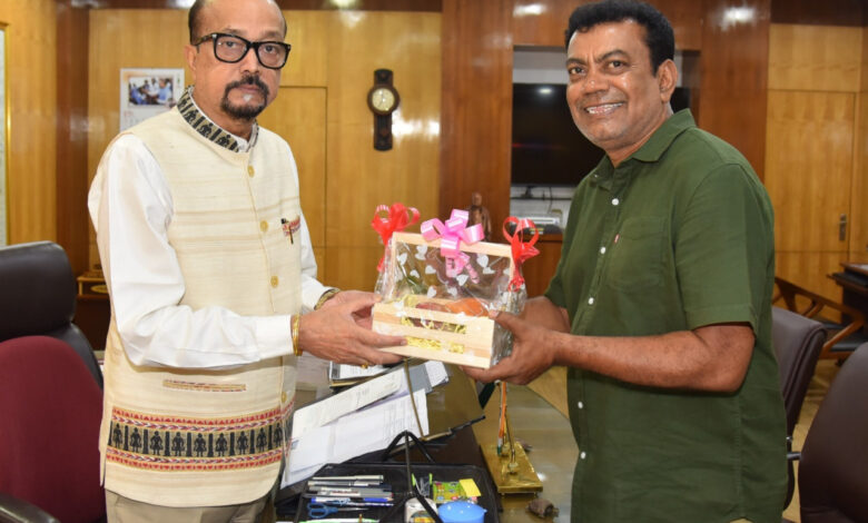 राज्यपाल रमेन डेका को जगदलपुर के ट्री मैन ने भेंट की मियाजाकी आम…. राज्यपाल रमेन डेका को जगदलपुर के ट्री मैन ने भेंट की मियाजाकी आम….