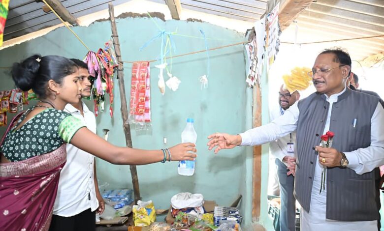 ’जब मुख्यमंत्री रुके एक छोटी-सी किराना दुकान पर… और सामने थी बदलाव की बड़ी कहानी’, मुख्यमंत्री विष्णु देव साय ने पानी की बोतल खरीदकर बढ़ाया हौसला, कहा- यही है नए बीजापुर की तस्वीर…… ’जब मुख्यमंत्री रुके एक छोटी-सी किराना दुकान पर… और सामने थी बदलाव की बड़ी कहानी’, मुख्यमंत्री विष्णु देव साय ने पानी की बोतल खरीदकर बढ़ाया हौसला, कहा- यही है नए बीजापुर की तस्वीर……