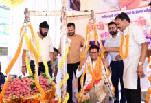 जन्मदिवस पर मौसमी फलों और लड्डू से तौले गए वित्त मंत्री ओपी चौधरी….. जन्मदिवस पर मौसमी फलों और लड्डू से तौले गए वित्त मंत्री ओपी चौधरी…..