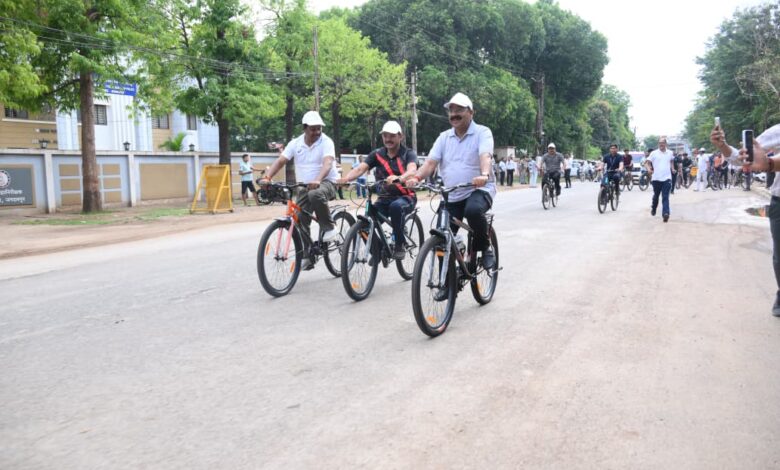 उप मुख्यमंत्री अरुण साव ने सायकल चलाकर फिट रहने और पर्यावरण संरक्षण का दिया संदेश…. उप मुख्यमंत्री अरुण साव ने सायकल चलाकर फिट रहने और पर्यावरण संरक्षण का दिया संदेश….