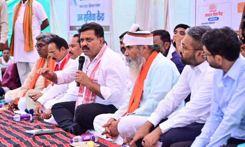 उप मुख्यमंत्री विजय शर्मा ने बोड़ागांव में ग्रामीणों के बीच चौपाल लगाकर किया संवाद, कहा- अगले ढाई महीने में प्रत्येक ग्रामीण का हो बैंक खाता…… उप मुख्यमंत्री विजय शर्मा ने बोड़ागांव में ग्रामीणों के बीच चौपाल लगाकर किया संवाद, कहा- अगले ढाई महीने में प्रत्येक ग्रामीण का हो बैंक खाता……
