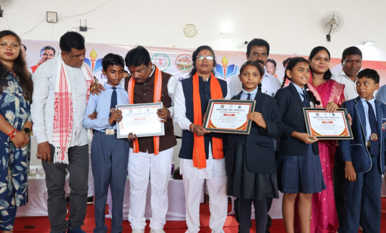 शाला प्रवेशोत्सव से शिक्षा को मिली नई उड़ान, 37 बंद विद्यालय फिर से खुले, बच्चों के चेहरों पर लौटी मुस्कान…. शाला प्रवेशोत्सव से शिक्षा को मिली नई उड़ान, 37 बंद विद्यालय फिर से खुले, बच्चों के चेहरों पर लौटी मुस्कान….