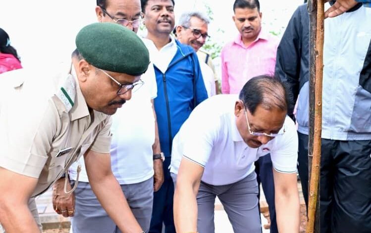 मुख्यमंत्री विष्णु देव साय ने एक पेड़ माँ के नाम अभियान के तहत किया पौधारोपण….