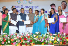 मुख्यमंत्री विष्णुदेव साय ने जशपुर के वन धन विकास केंद्र पंचक्की की महिला स्व-सहायता समूह को किया सम्मानित…..