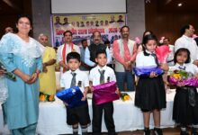 केंद्रीय राज्य मंत्री तोखन साहू और उप मुख्यमंत्री अरुण साव ने नवप्रवेशी बच्चों का तिलक लगाकर किया आत्मीय स्वागत, न्योता भोज में साथ में किया भोजन….