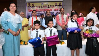 केंद्रीय राज्य मंत्री तोखन साहू और उप मुख्यमंत्री अरुण साव ने नवप्रवेशी बच्चों का तिलक लगाकर किया आत्मीय स्वागत, न्योता भोज में साथ में किया भोजन…. केंद्रीय राज्य मंत्री तोखन साहू और उप मुख्यमंत्री अरुण साव ने नवप्रवेशी बच्चों का तिलक लगाकर किया आत्मीय स्वागत, न्योता भोज में साथ में किया भोजन….